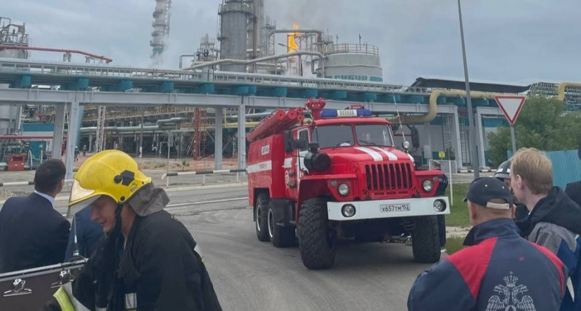 Персонал эвакуировали, мониторят воздух: в Дзержинске горит нефтехимический завод 