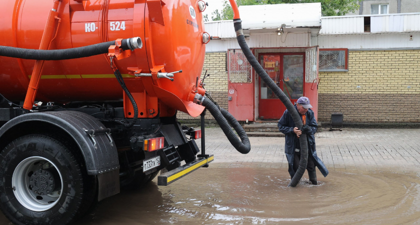 С нижегородских улиц круглосуточно откачивают воду: в ход пошла ручная техника