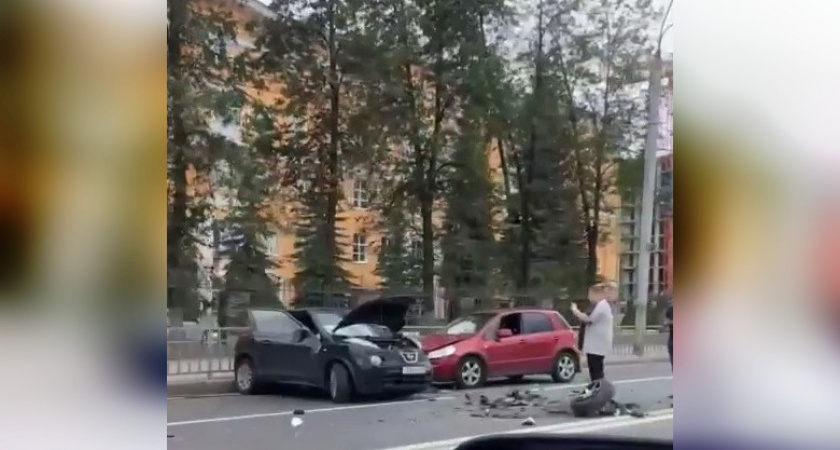 У автомобиля вырвало колесо при столкновении на Сенной площади