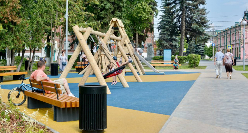 Сцена, детская площадка и спортивный комплекс появились в сквере на Коминтерна 