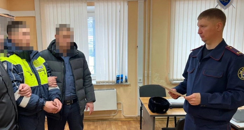 Фото к статье: Нижегородский дорожный полицейский получил взятку и отрицает это