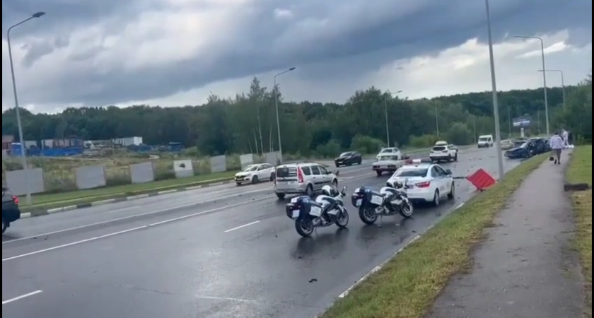 Три машины столкнулись на мокрой дороге в Нижнем Новгороде