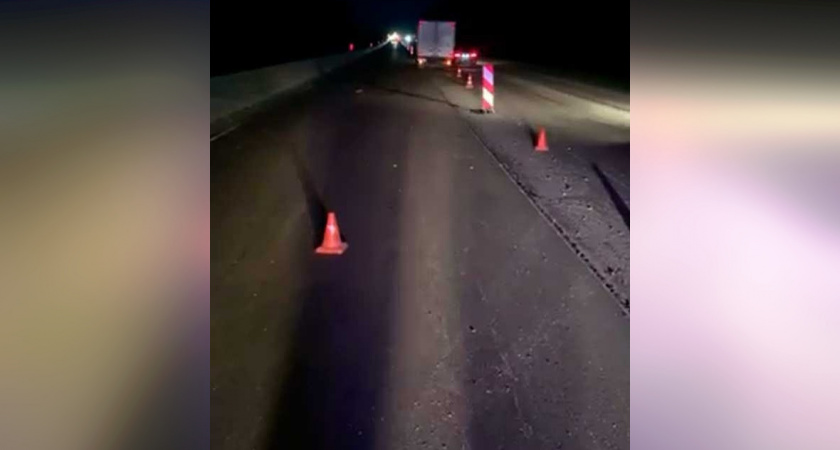 Автомобиль сбил дорожника на ночной трассе в Володарском районе