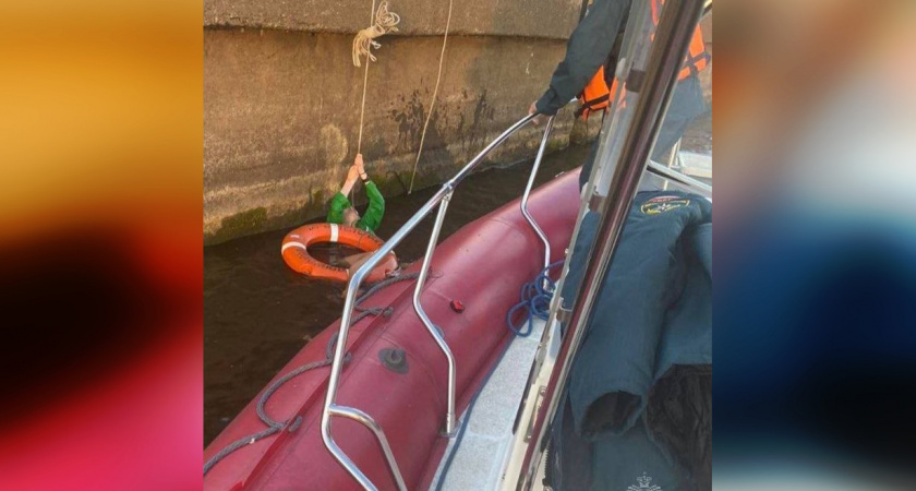 20-летняя девушка упала ночью в воду на Нижне-Волжской набережной