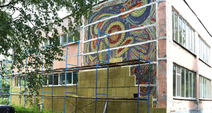 Поклонники наследия СССР негодуют: советская мозаика на здании в Нижнем Новгороде исчезает
