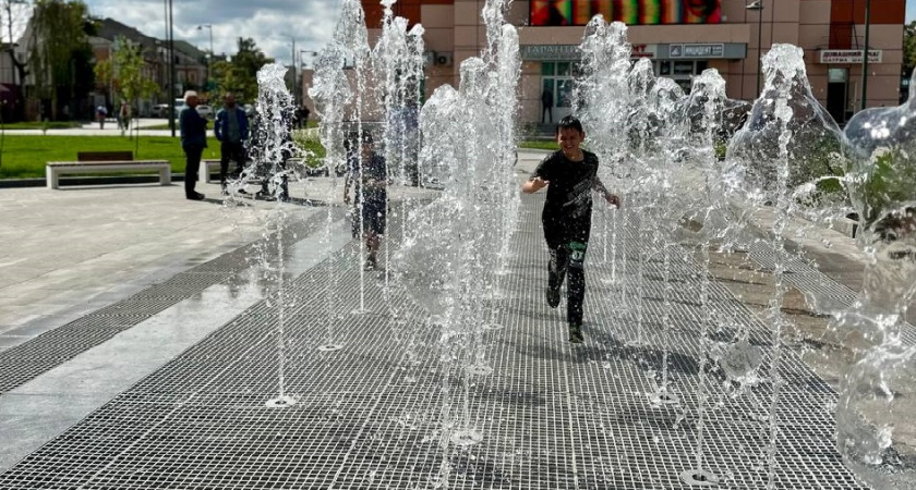 В Старом Канавино появился сухой фонтан с подсветкой 