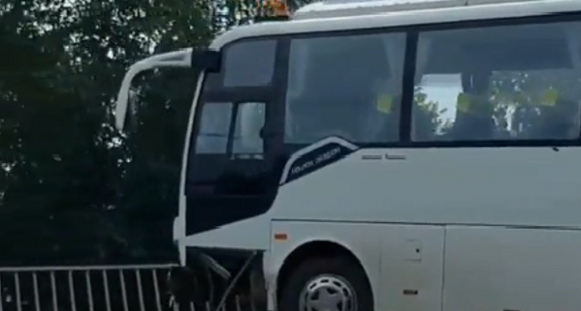 Туристический автобус столкнулся с маршруткой и чуть не слетел с моста в Нижнем Новгороде