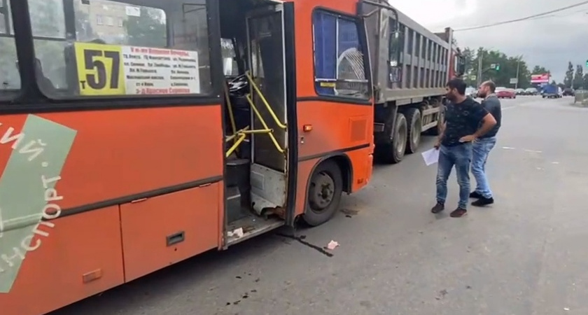 Пассажирский автобус влетел в грузовик в Нижнем Новгороде