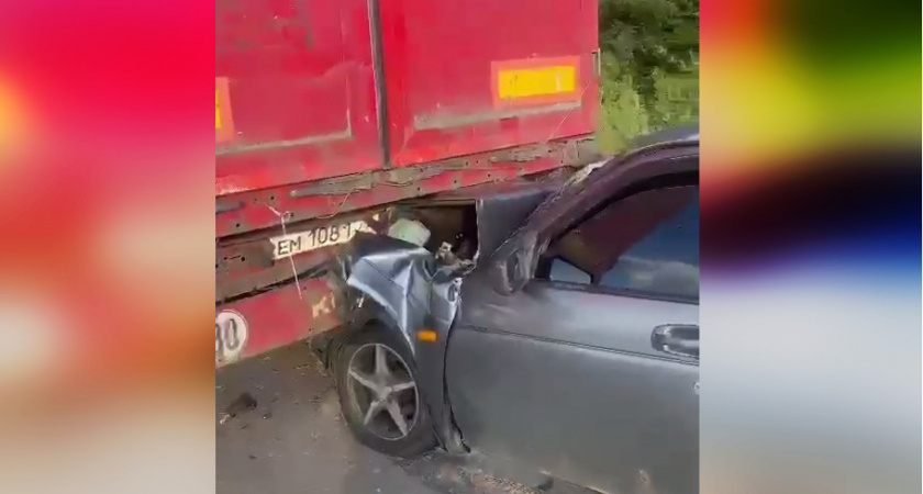 "Лада" протаранила припаркованный грузовик под Володарском: пострадали дети и взрослые