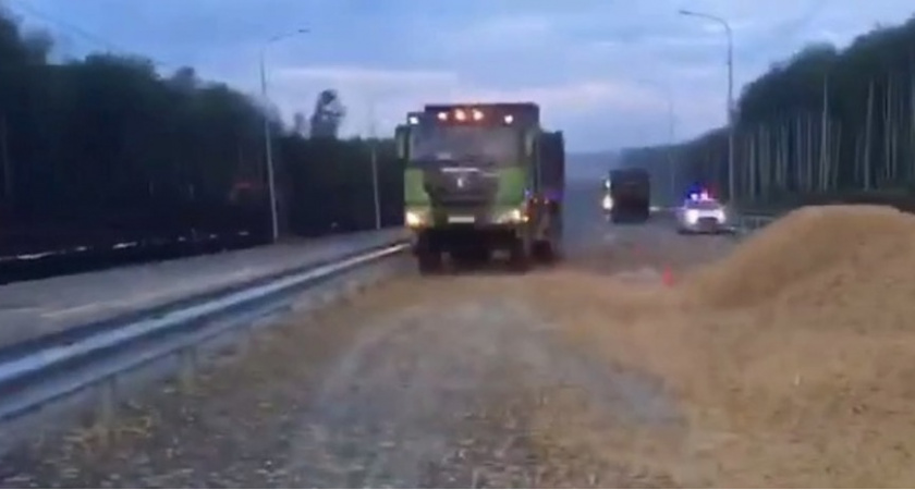 Фура влетела в гору щебня в Нижегородской области: водитель в больнице