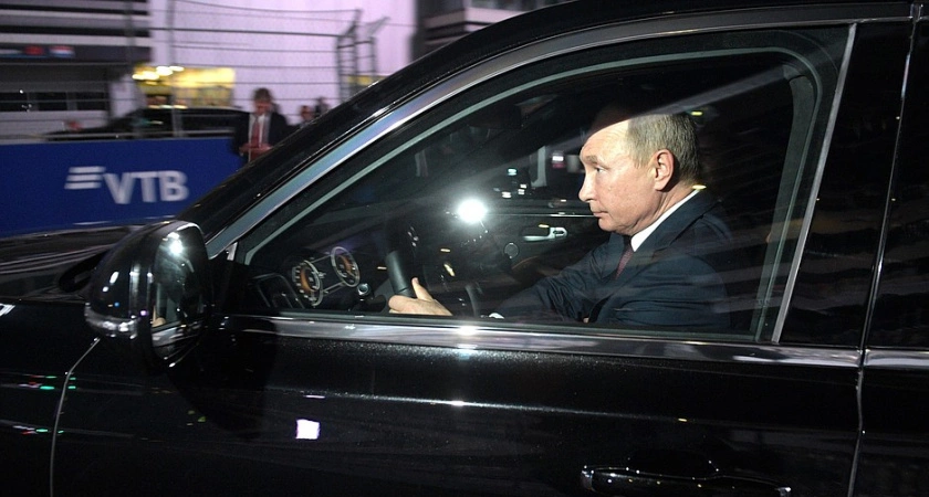 Фото к статье: Путин заявил, что чиновники должны ездить на отечественных авто: "Где-то будет поскромнее"