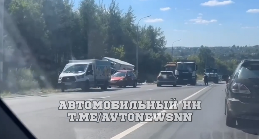 Массовая авария с грузовиками создала пробку под Нижним Новгородом