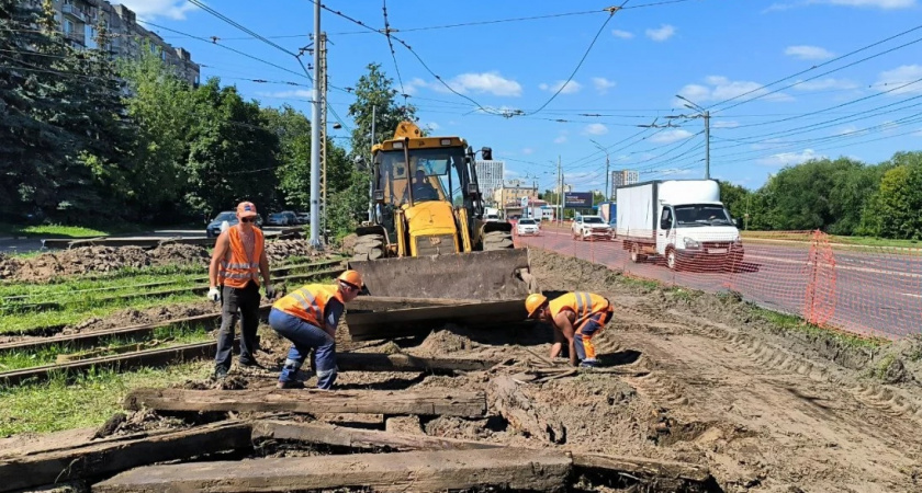 На станции "Варя" начали ломать старые рельсы и шпалы