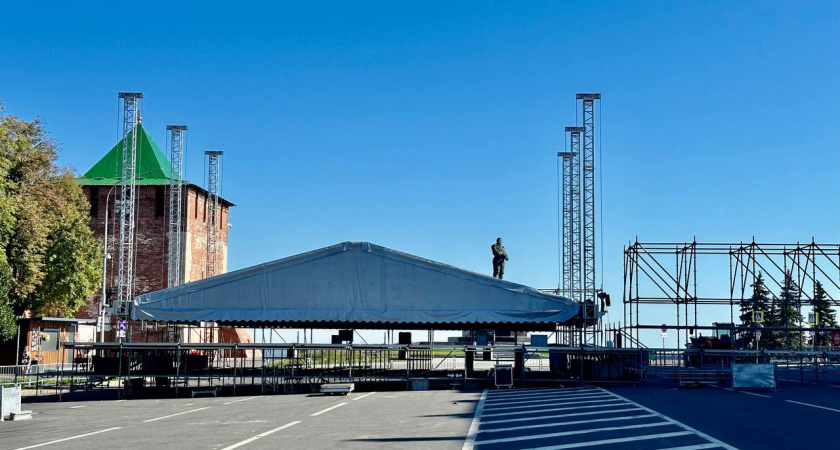 Главную сцену ко Дню города начали устанавливать на площади Минина и Пожарского