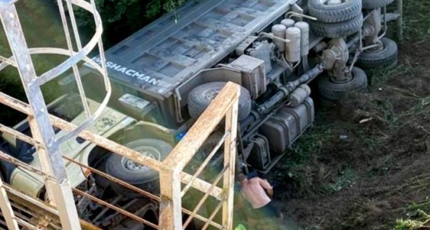 Самосвал слетел с моста в Арзамасе: "Пытался не сбить подростков"