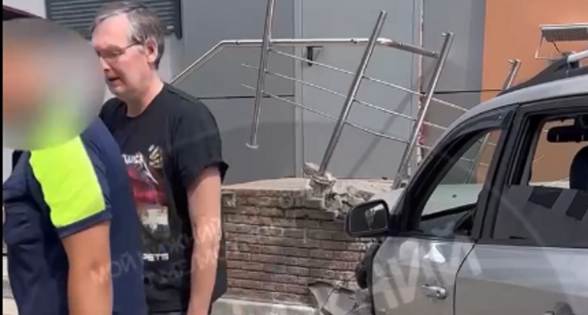 Нижегородец протаранил магазин и устроил себе перекур