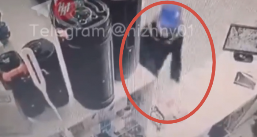 Школьник в панаме сбежал из павловского магазина с коробкой электронных сигарет