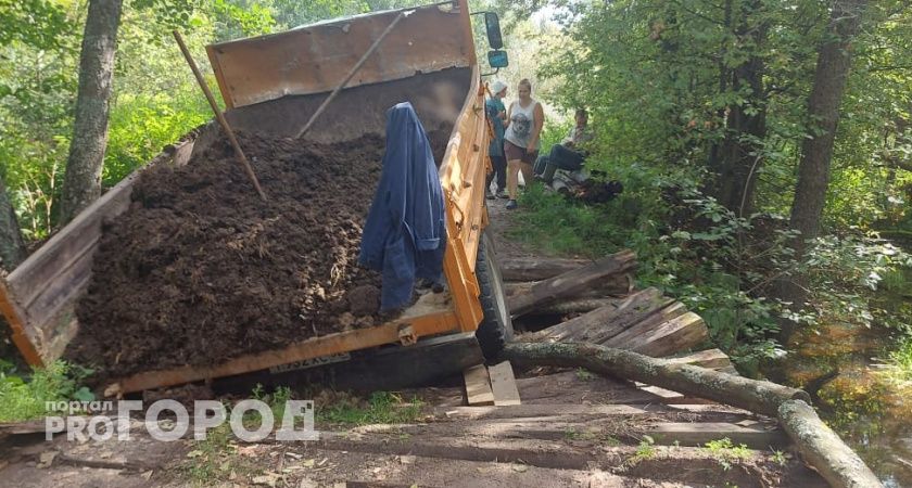 Деревню в Нижегородской области отрезало от дороги после обвала единственного моста