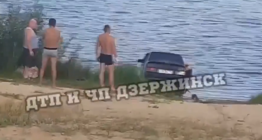 На пляже в Дзержинске "Лада" улетела в реку