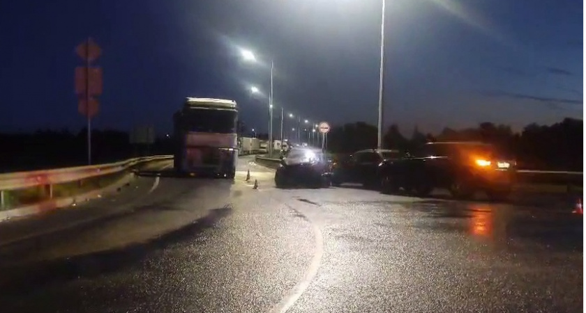 Иномарка вылетела навстречу фуре в Борском районе: двое детей в больнице