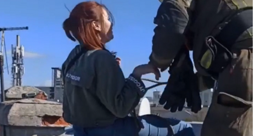 Нижегородка застряла на крыше и сидела там до приезда спасателей