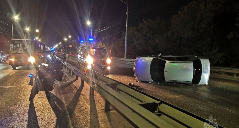 На Мызинском мосту ночью перевернулось авто: на помощь пришли мотоциклисты