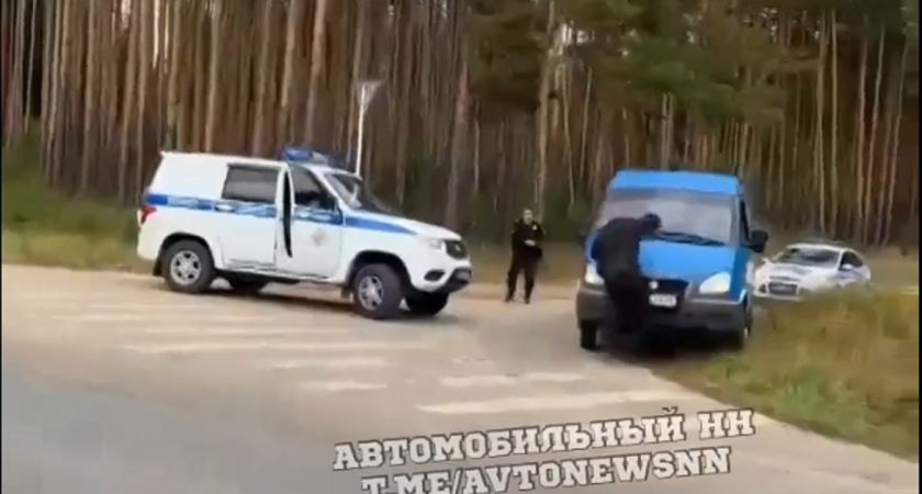 При попытке задержания водитель ГАЗели "прокатил" на бампере полицейского