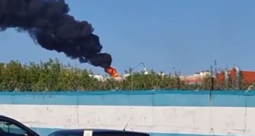 Утром в Дзержинске жители заметили черный дым, поднимающийся с промзоны