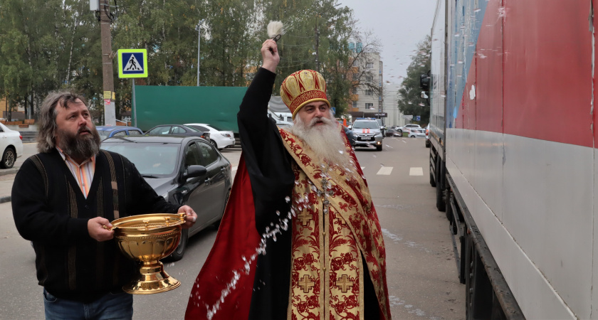 Благословленные машины с гуманитарной помощью отправились на СВО из Нижегородской области