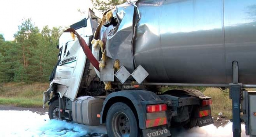 Горючий растворитель расплескался по шоссе в Дзержинске после ДТП с большегрузами 