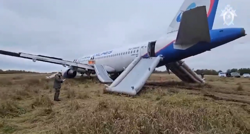 "Второе чудо": экипажу удалось посадить в поле неисправный самолет из Сочи