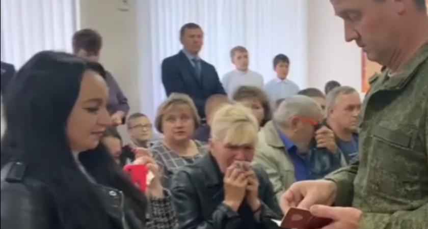 Погиб, закрывая собой от пуль товарищей: в Большеболдинском районе посмертно наградили участника СВО