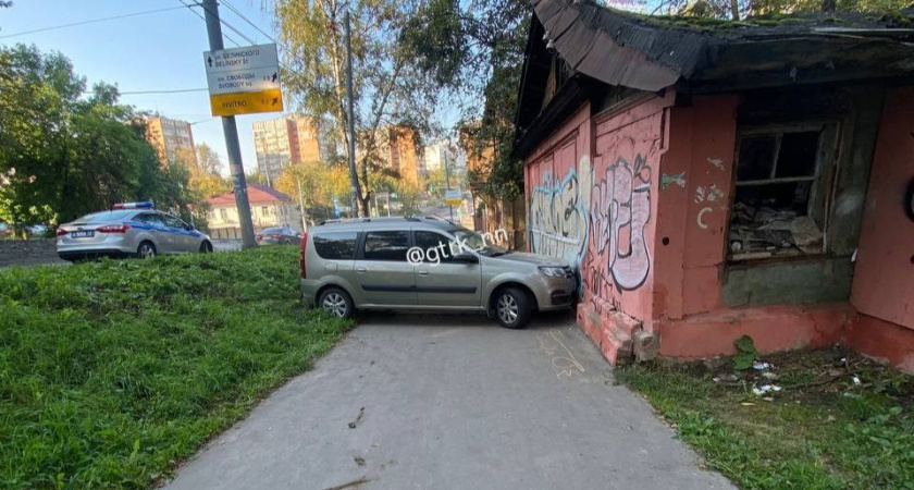 Отечественная легковушка протаранила стену в Нижнем Новгороде