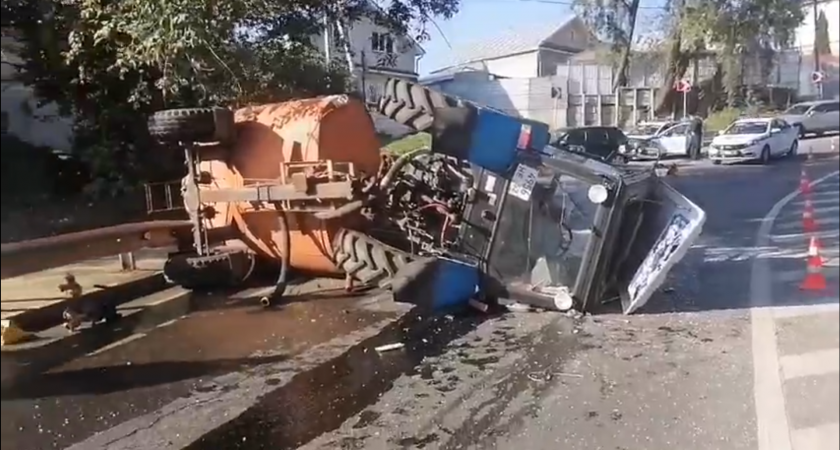 На дороге в Нижнем Новгороде перевернулся трактор