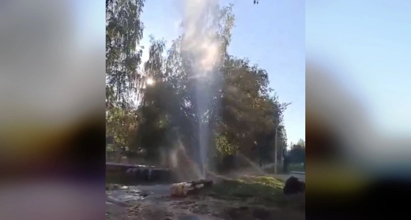 Фото к статье: Фонтан воды в несколько метров забил у детского сада в Кстово