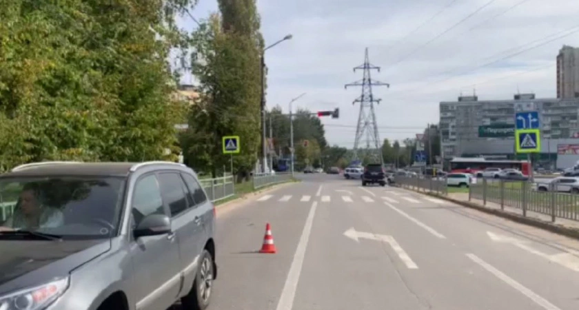 Фото к статье: Женщина с ребенком переходила дорогу и попала под машину в Нижнем Новгороде