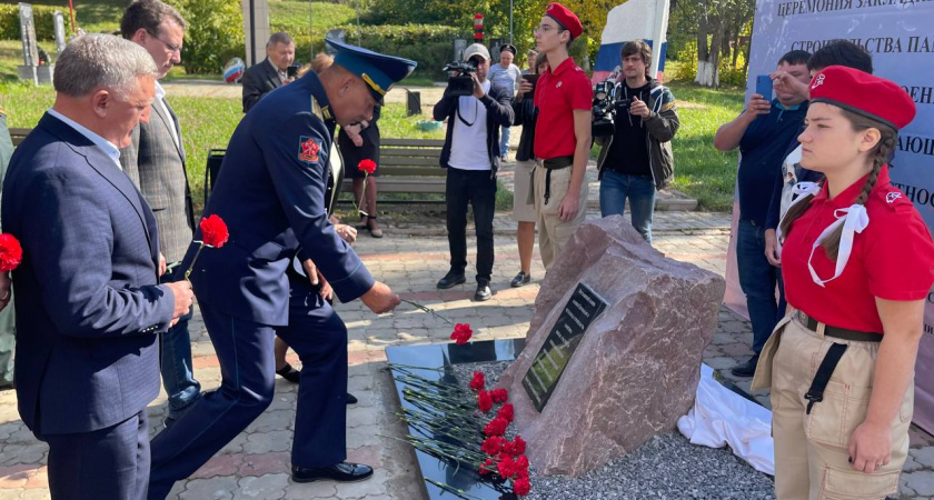 Мемориал участникам СВО появится у Вечного огня в Сергаче: заложен памятный камень