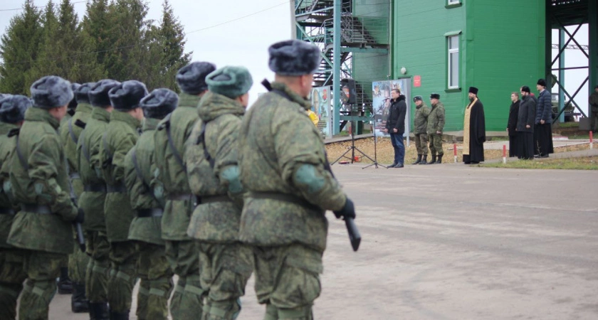 Фото к статье: Добровольцев на СВО приравняют к военным: правительство одобрило новый закон