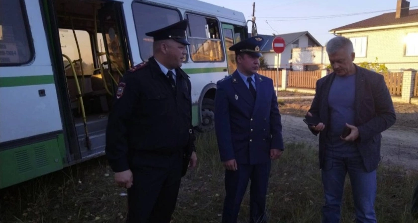 Фото к статье: Рейсовый автобус съехал в кювет в Выксунском районе