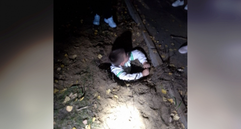 В Нижнем Новгороде восьмилетний мальчик провалился в канализационный колодец и застрял