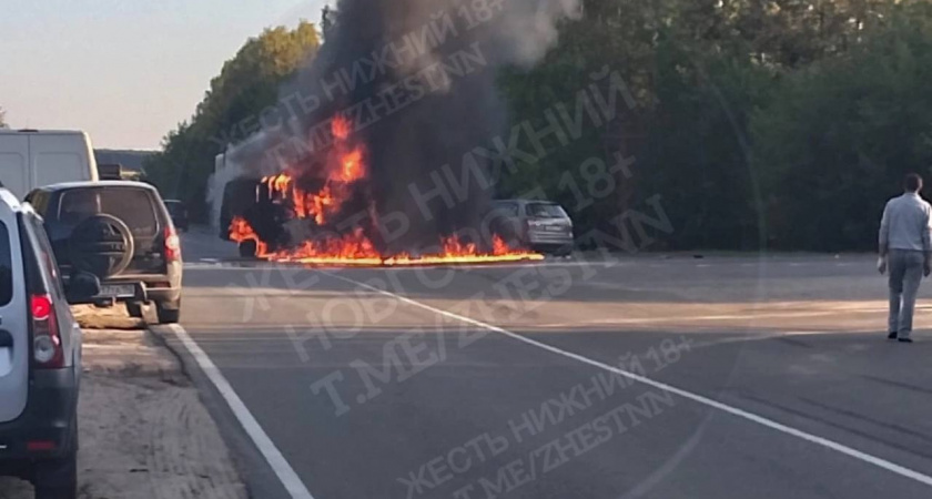 УАЗ с военными влетел в фуру в Нижегородской области и загорелся: есть погибшие
