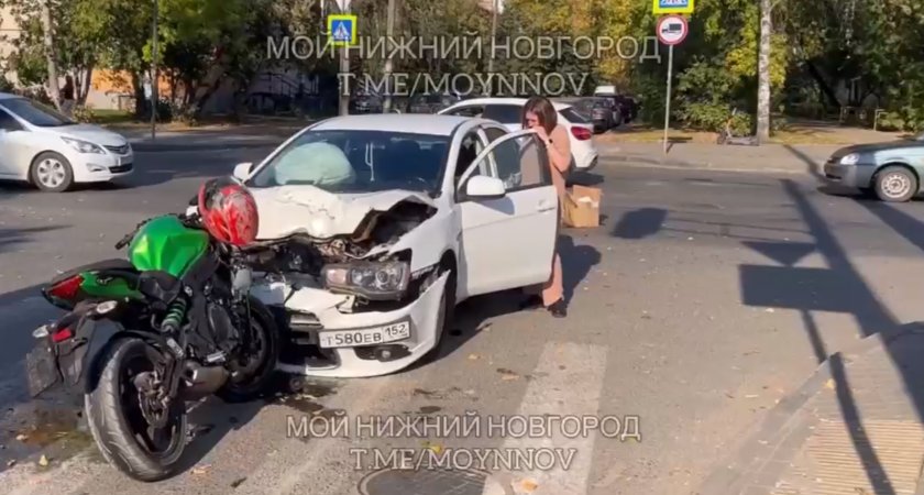 Мотоцикл и иномарка влетели друг в друга на одной из улиц Сормово