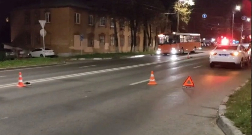 Фото к статье: Иномарка насмерть задавила пешехода, лежащего на дороге в Нижнем Новгороде