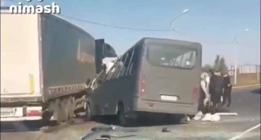 Фото к статье: ДТП с тремя погибшими произошло в Кстове: 16 человек пострадали 