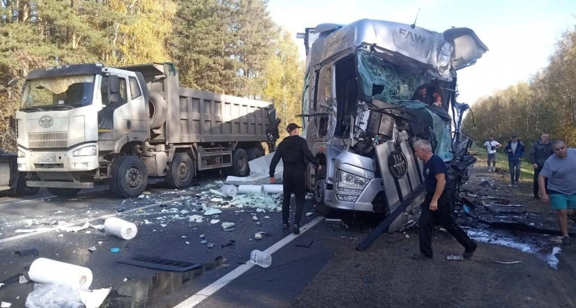 Фото к статье: Несколько грузовиков улетели в кювет под Арзамасом