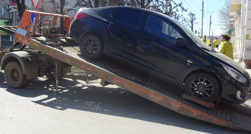 Фото к статье: Автомобили, припаркованные на участке проспекта Гагарина, могут оказаться на штрафстоянке