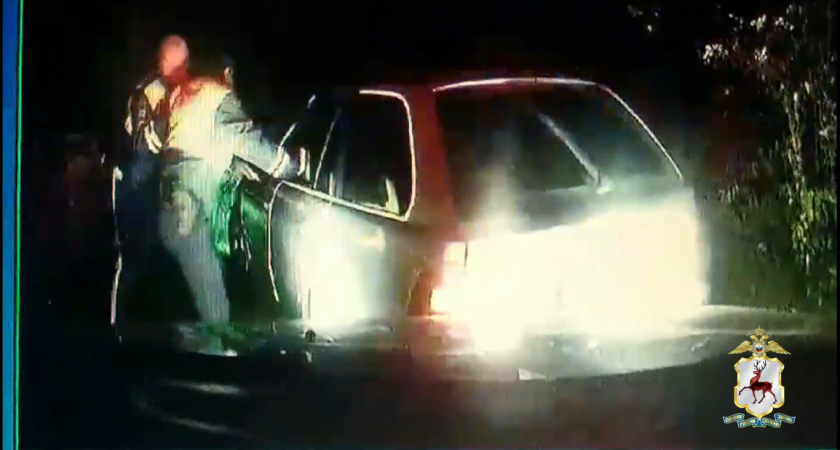 Пьяный водитель на иномарке дважды врезался в машину ГИБДД в Нижегородской области 