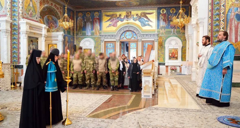 Нижегородские добровольцы посетили Дивеево перед отправкой в зону СВО 