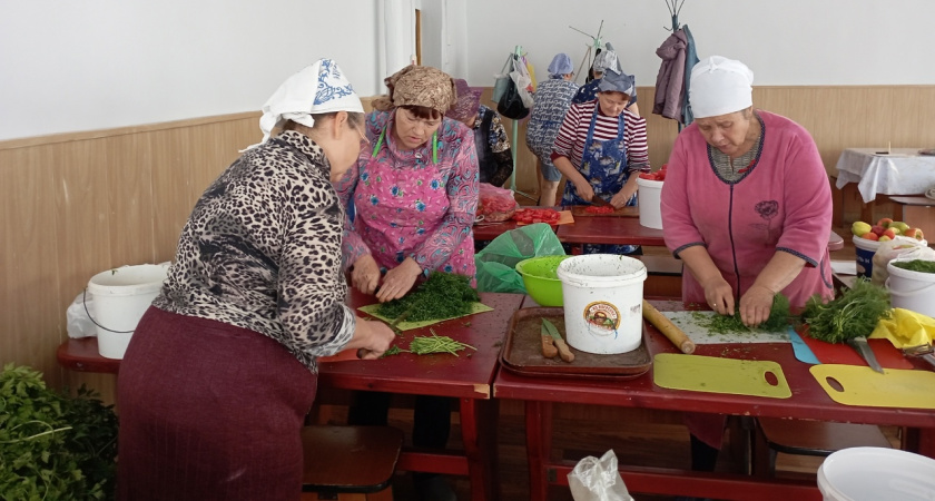 "Мы с вами всей душой!": женщины из Лысково готовят суповую заправку для бойцов СВО 