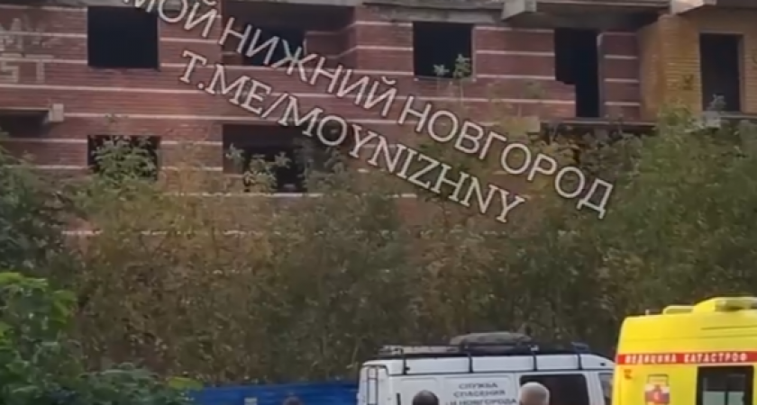 На стройке в Ленинском районе Нижнего Новгорода рухнула плита: приехали спасатели